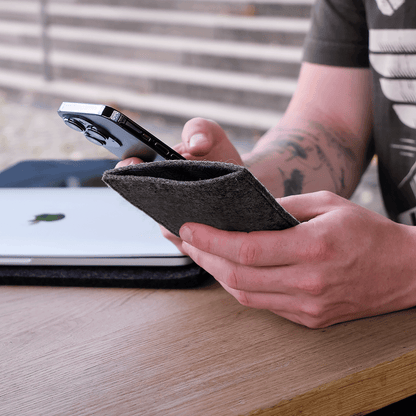 Handytasche für OnePlus 9 Pro | aus Filz und Bio-Baumwolle | anthrazit - bloom | Modell "LET"