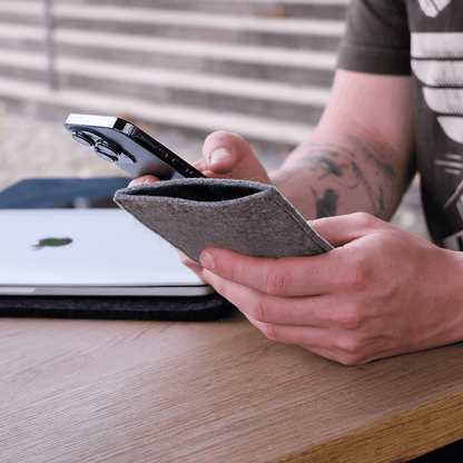 Mobile phone case for Fairphone 4 | made of felt and organic cotton | light gray - stripes | Model "LET"