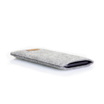 Handytasche für iPhone 13 Pro Max | aus Filz und Bio-Baumwolle | hellgrau - tracks | Modell "LET"