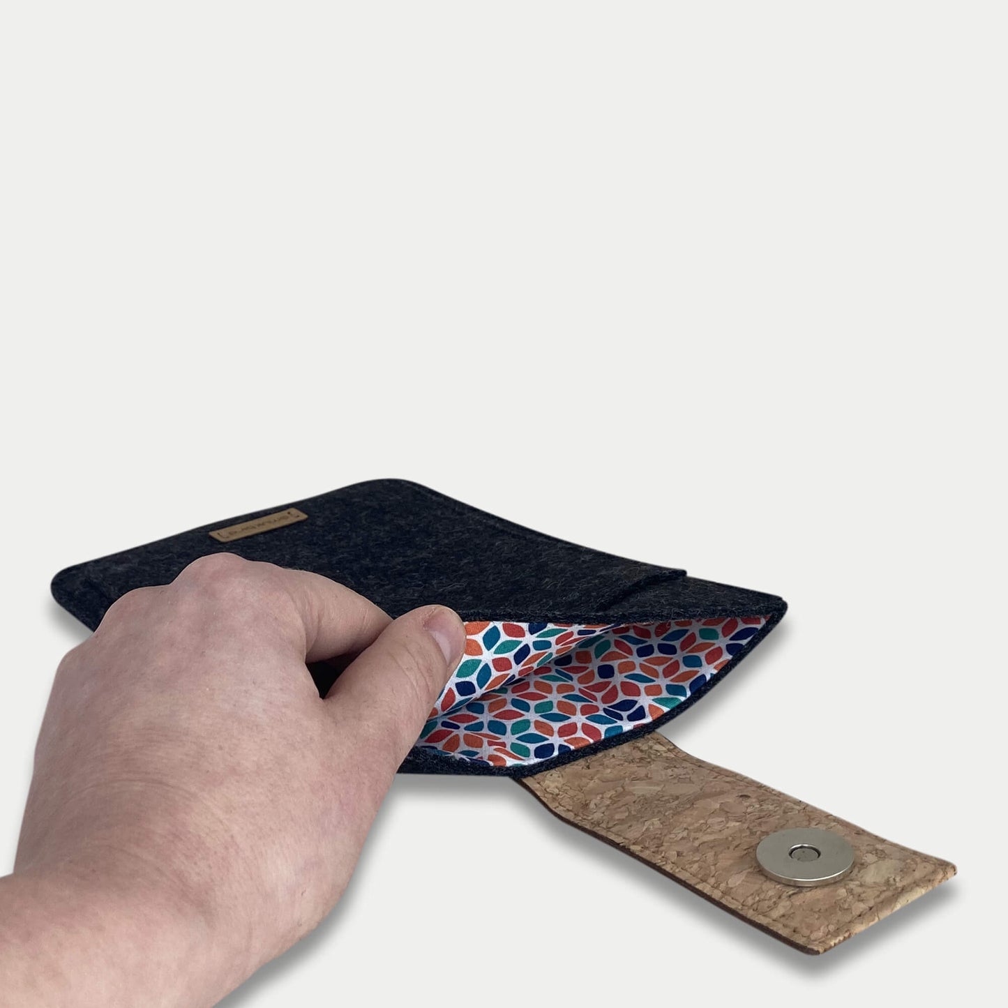 Hülle für Kobo Libra H2O | mit Magnetverschluss und extra Fach | anthrazit - Colorful | Modell "HAKA"