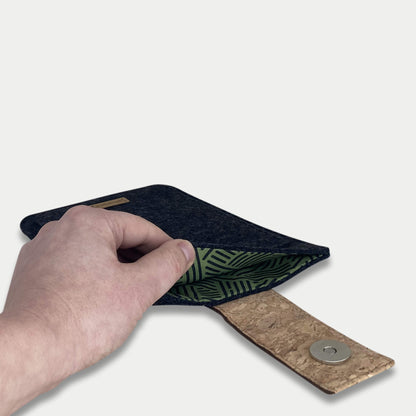 Hülle für Kindle Colorsoft 1. Gen  | mit Magnetverschluss und extra Fach | anthrazit - Stripes | Modell "HAKA"