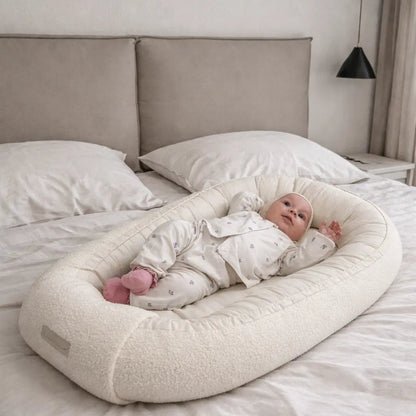Babynest Bouclé beige – kuschelig & mitwachsend