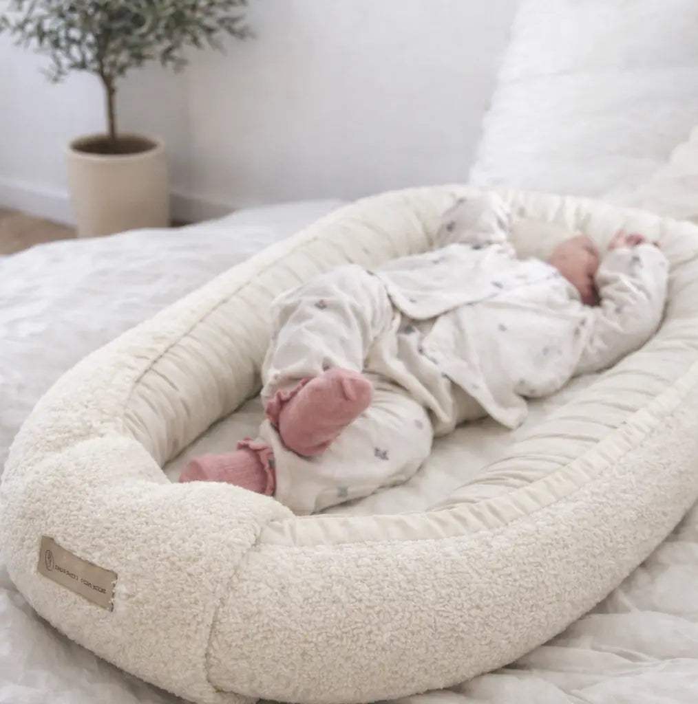 Babynest Bouclé beige – kuschelig & mitwachsend