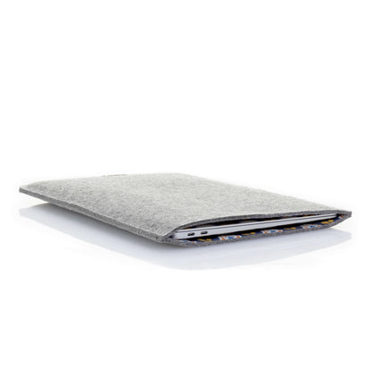 Hülle für MacBook Pro 13 | aus Filz und Bio-Baumwolle | hellgrau - Bloom | Modell "LET"