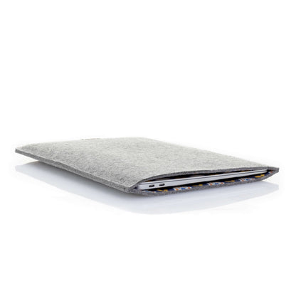 Hülle für MacBook Air M3 13 | aus Filz und Bio-Baumwolle | hellgrau - Bloom | Modell "LET"
