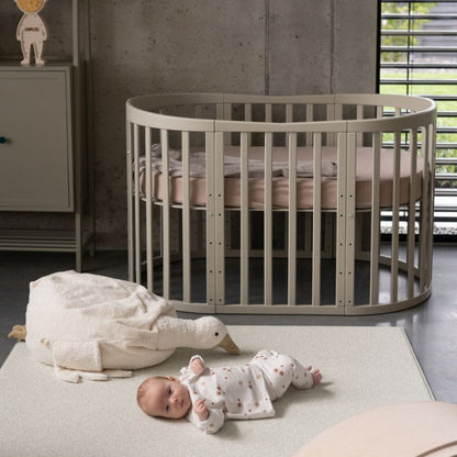 Babybett 7-in-1 – Ein Bett für viele Jahre - mitwachsend | Ovale Form
