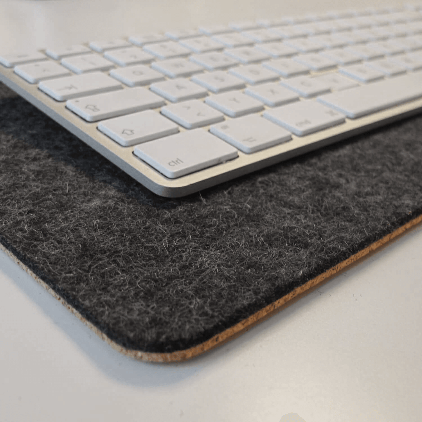 Felt and cork desk pad | 20 x 50 cm | anthracite