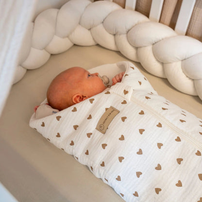 Pucksack Musselin Herzen braun | 2.5 TOG Ganzjahres Babyschlafsack