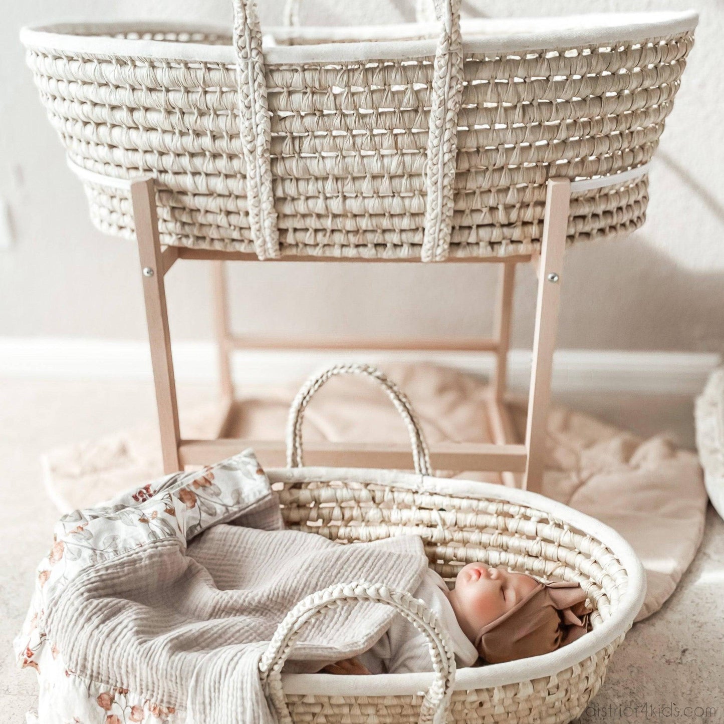 Moses basket for dolls made of wickerwork – handmade &amp; natural