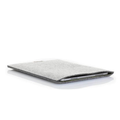 Hülle für Galaxy Tab S7 | aus Filz und Bio-Baumwolle | hellgrau - stripes | Modell "LET"