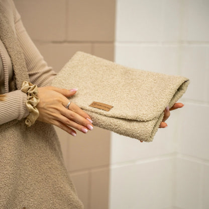 Windeltasche Bouclé – mit Wickelunterlage, unterwegs