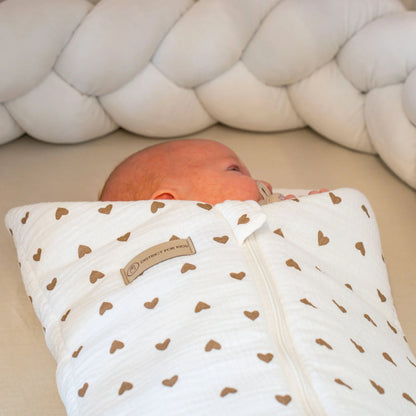 Pucksack Musselin Herzen braun | 2.5 TOG Ganzjahres Babyschlafsack