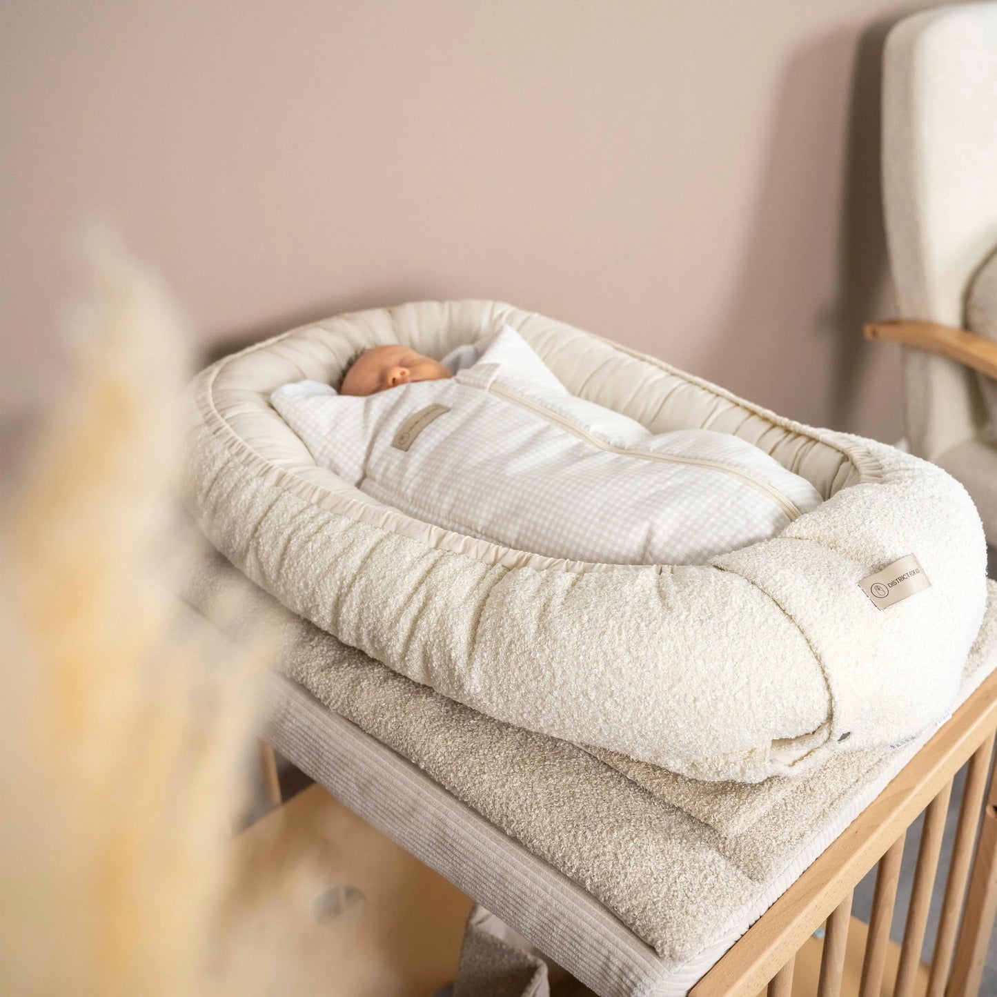 Babynest Bouclé beige – kuschelig & mitwachsend