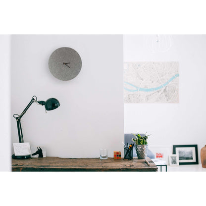 Wanduhr aus Filz und Kork 30 cm | hellgrau - schwarz | Design: Aalborg
