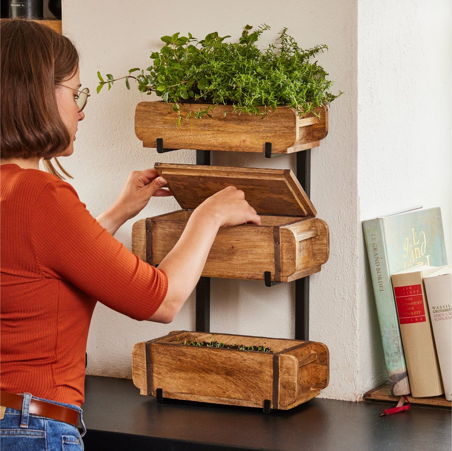 Set: 6 brick molds with 2 stands