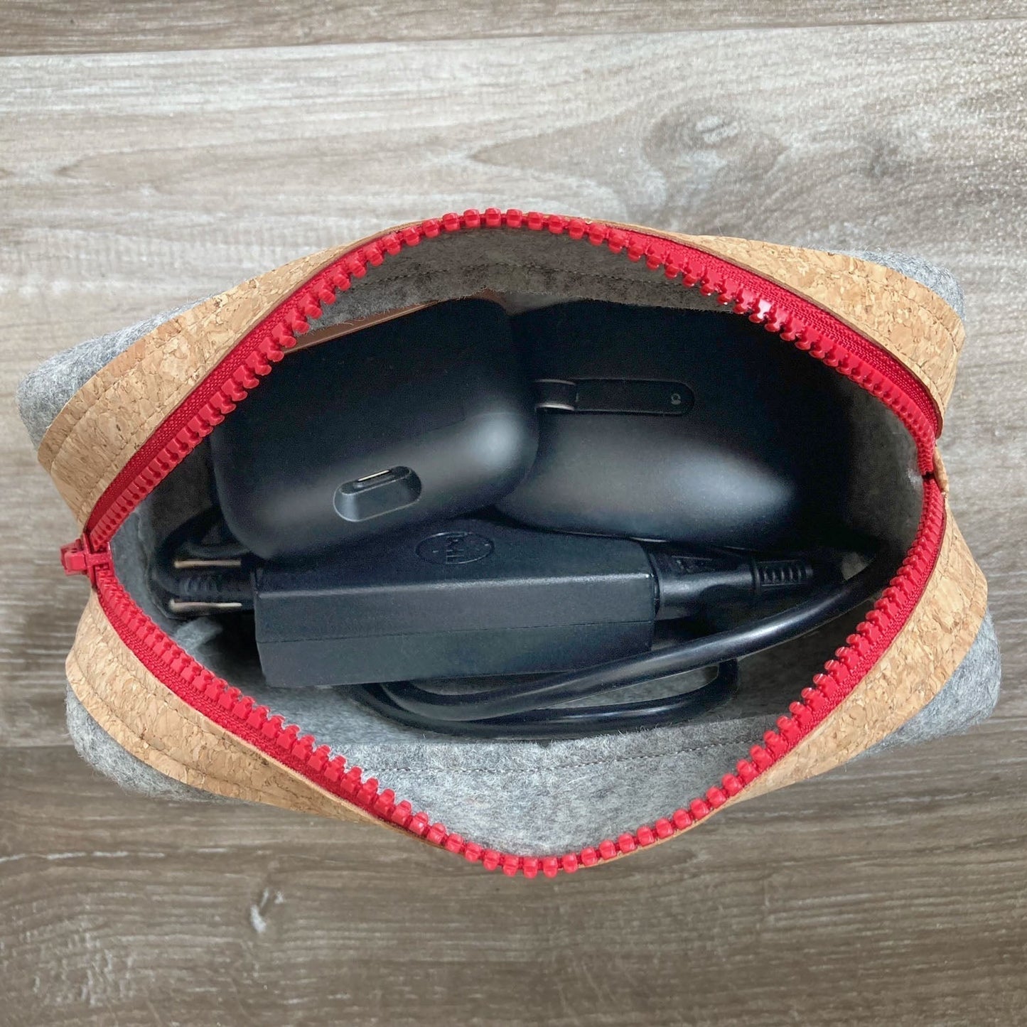 Zubehörtasche für Kabel & Co. | aus Filz und Kork | hellgrau-rot