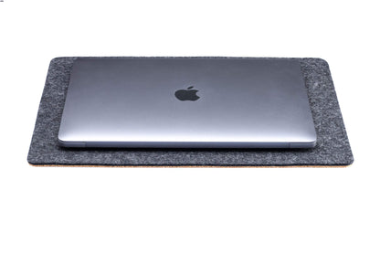 Felt and cork MacBook pad | 26 x 38 cm | anthracite